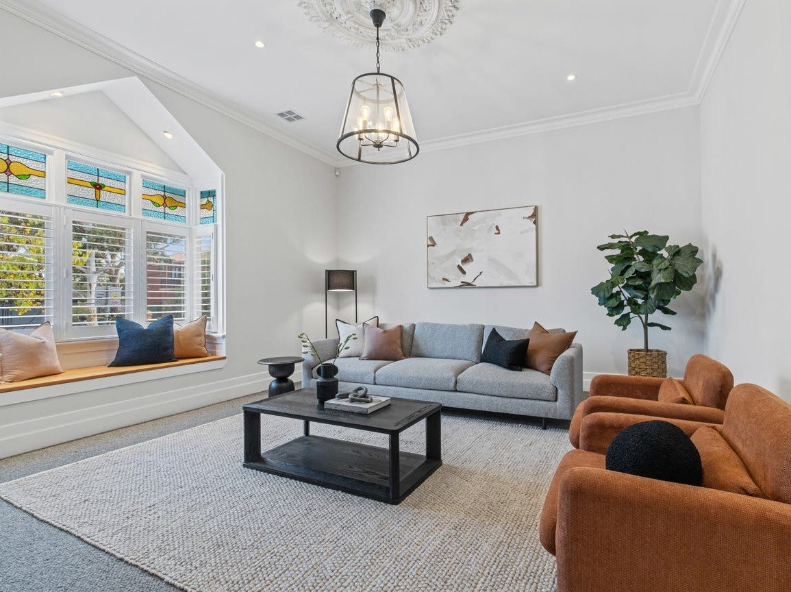 Thornbury period renovation: restored front lounge with leadlight windows and a ceiling rose